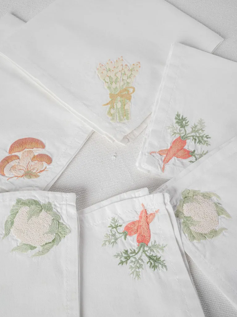 6 embroidered napkins w/ vegetables