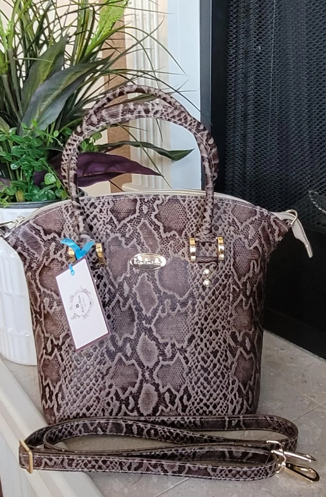 Lady's Leather Handbag with Removable Crossbody Strap